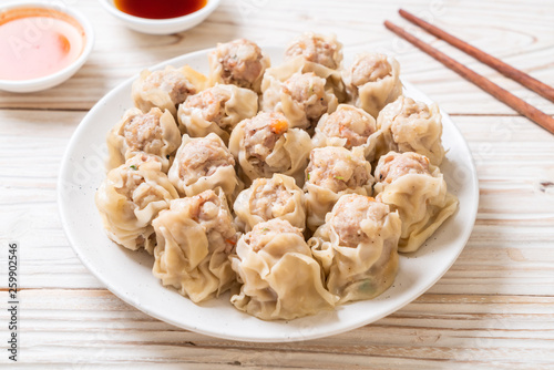 Pork dumplings with sauce