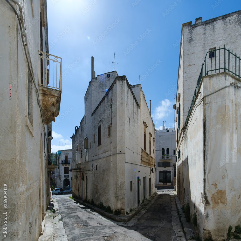 Kleine Gassen mit Eckhaus in Ostuni, Apulien, Italien Kleine Gassen mit Eckhaus in Ostuni, Apulien, Italien