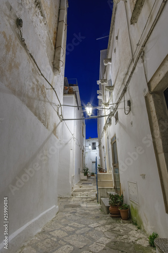 Blaue Stunde in der italienischer Altstadt - Ostuni, Apulien © Klaus von Kassel