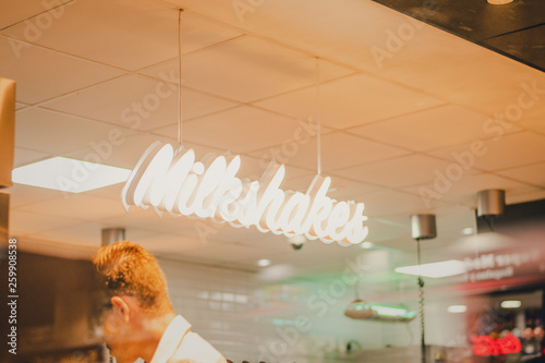Sechziger Jahre beleuchtetes Milkshakes Schild