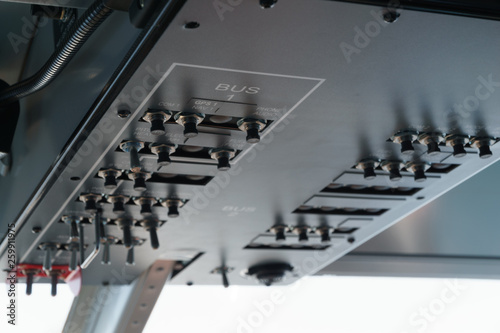 Instrumente zur Steuerung im Cockpit eines Flugzeugs
