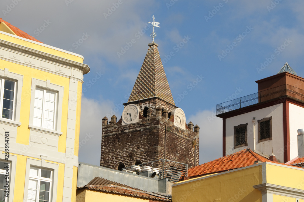 Turm der Kathedrale Sé in Funchal auf Madeira Turm der Kathedrale Sé in Funchal auf Madeira