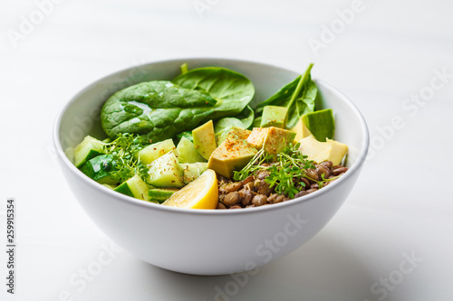 Green salad with spinach, lentils, avocado and cucumber.