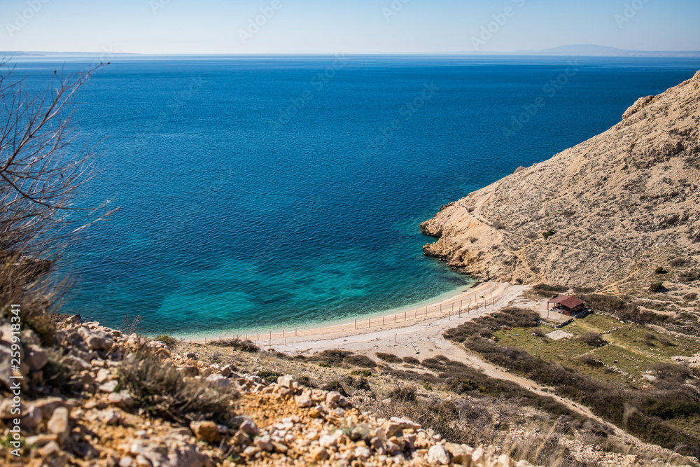 Kleine Bucht auf Krk mit tollem Meerblick in Kroatien