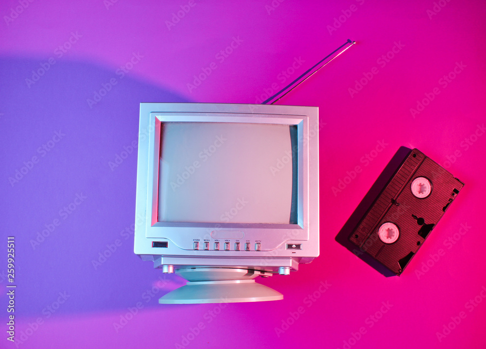 Retro wave, minimalism 80s concept. Retro TV with antenna, video ...