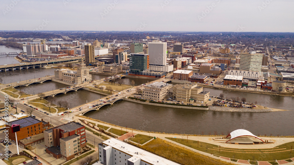Fototapeta premium Aerial Perspective of Cedar Rapids Iowa Urban Waterfront