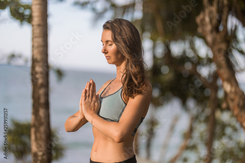Frau meditiert in Natur photo