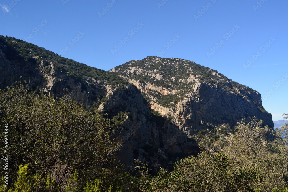 Veduta di Serra Ovara dal sentiero di Punta Salinas
