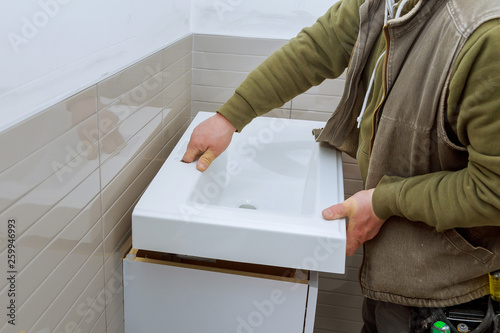 Foto modern bathroom with sanitary installations counter tap bathroom vanity