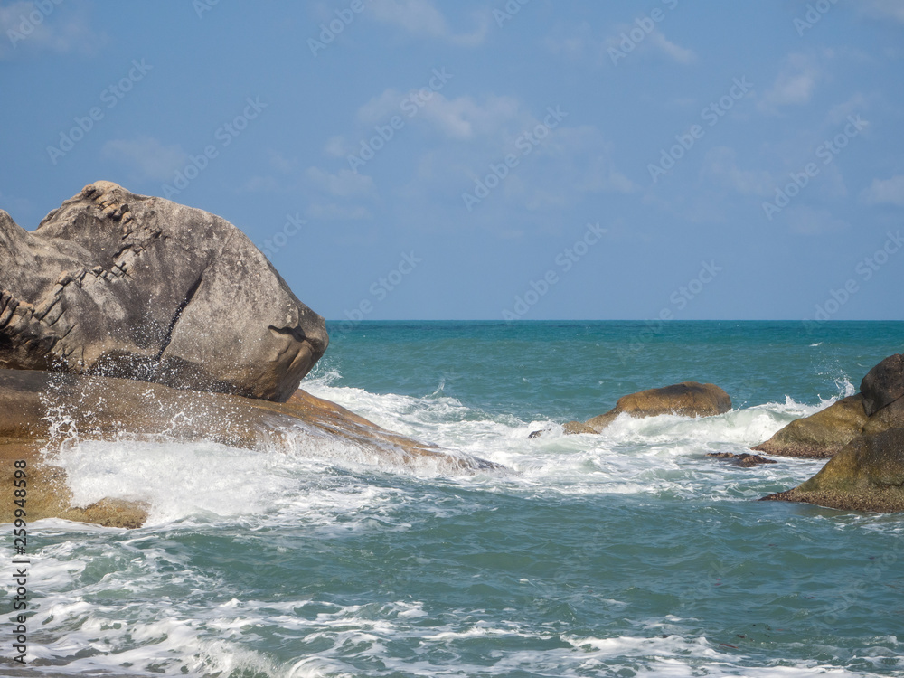 Fototapeta premium The waves beat on the rocks of the coast of Koh Pangan. Thailand