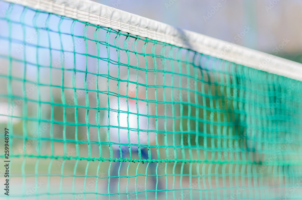 Obraz premium テニスのイメージ写真 ネットの向こうにプレイヤーが見える