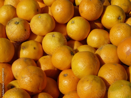 Saftig gelbe Apfelsinen   Orangen auf einem Haufen