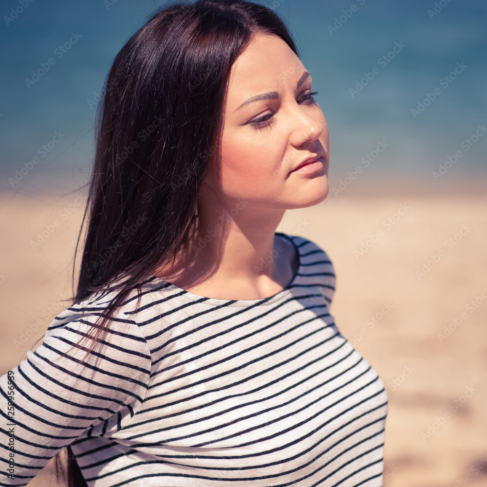 Fototapeta premium beautiful brunette woman on the beach
