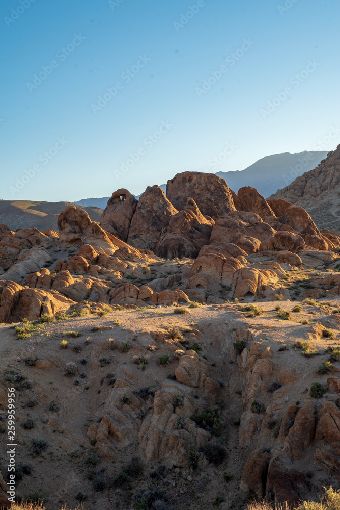 Obraz premium morning sunlight on rock formations in the Alabama Hills, Eastern Sierra Nevada mountains, Lone Pine, California, USA