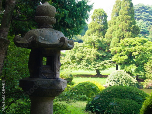 Obraz na płótnie statue in garden w salonie
