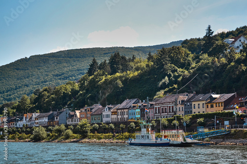 ferry floats on the river against the backdrop of the village © Дмитрий Ткачев