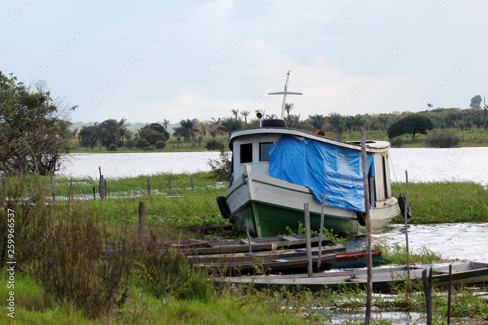 Typical ship of the Amazon, Rio Solomõens Typical ship of the Amazon, Rio Solomõens