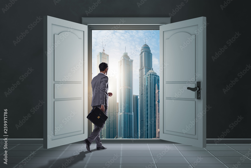 Fototapeta premium Businessman entering big large door