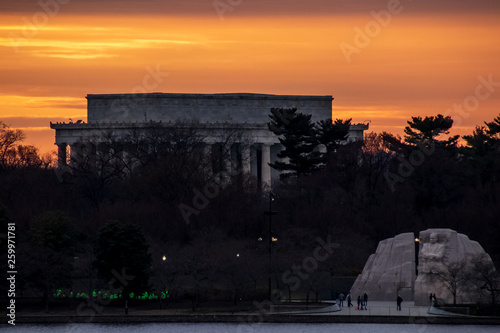 Wallpaper Mural Sunset behind the Lincoln and MLK Memorials Torontodigital.ca