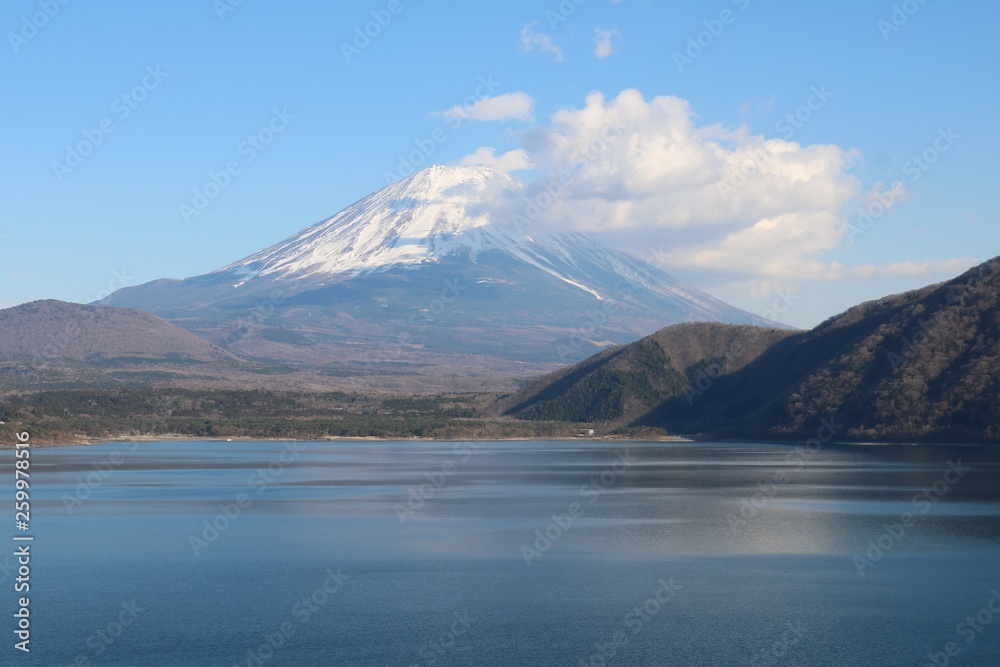 本栖湖の雲被る富士山