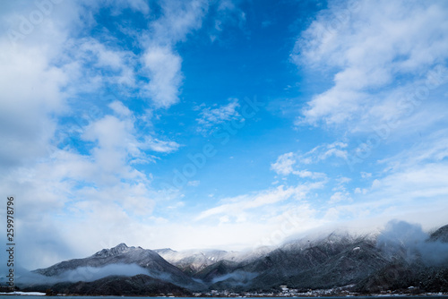冬山と霞と青空 © fotoriatonko