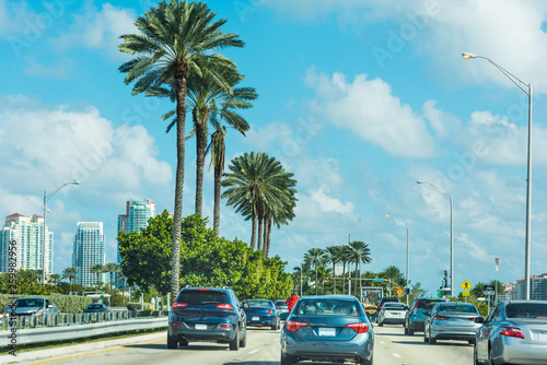 Traffic on the highway in Miami Beach © Gabriele Maltinti