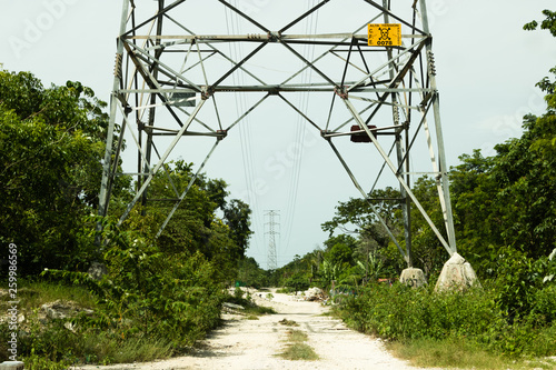 Mast fuer Hochspannung zum Durchfahren, Playa del Carmen, Mexiko