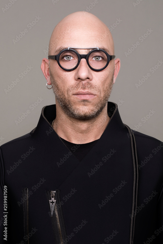 Fototapeta premium Ritratto con occhiali