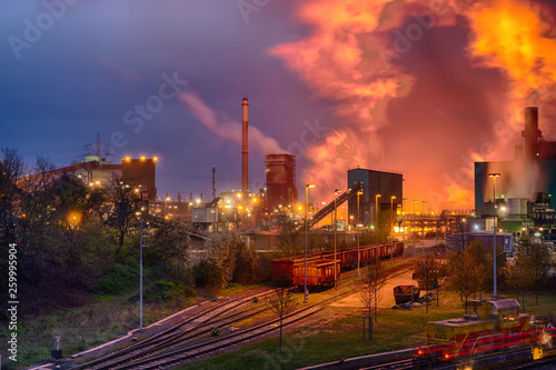 Abstich in einem Stahlwerk im Ruhrgebiet