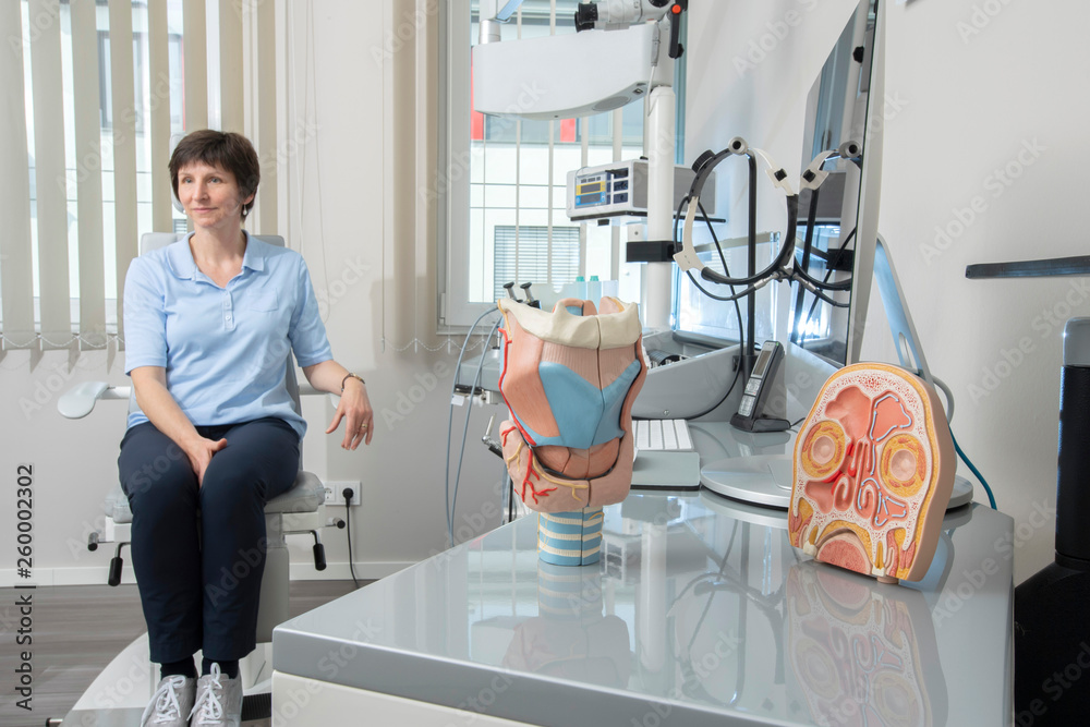Kehlkopf und Mittelgesicht Querschnitt Modelle in der Hals Nasen Ohren Praxis, Patientin auf