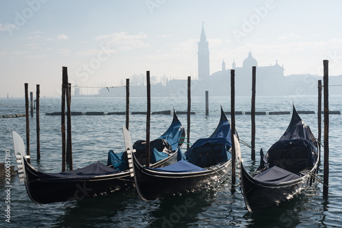 Gondoles avec San Giorgio Maggiore en arrière-plan, Venise © Anouk Stricher