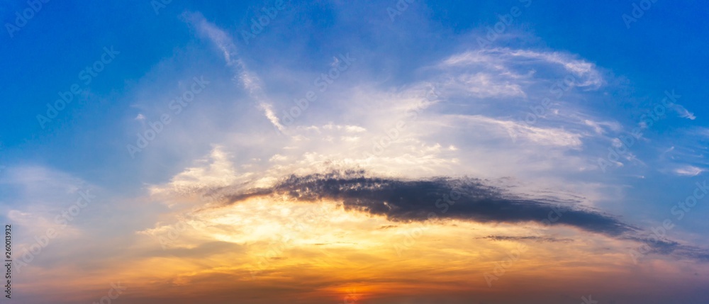 Obraz premium Morning sky and cloud with sun light panorama nature background