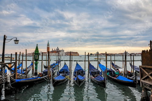 Venezia le gondole nella Laguna © marcoverri