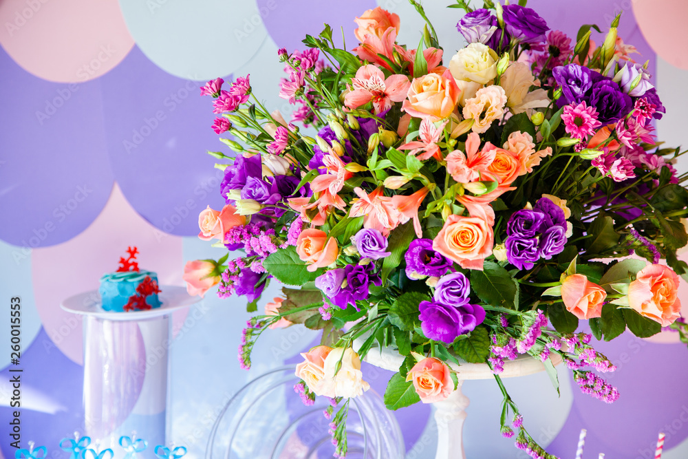Obraz premium Luxury wedding table with flowers and trees. Beautiful flowers, close-up
