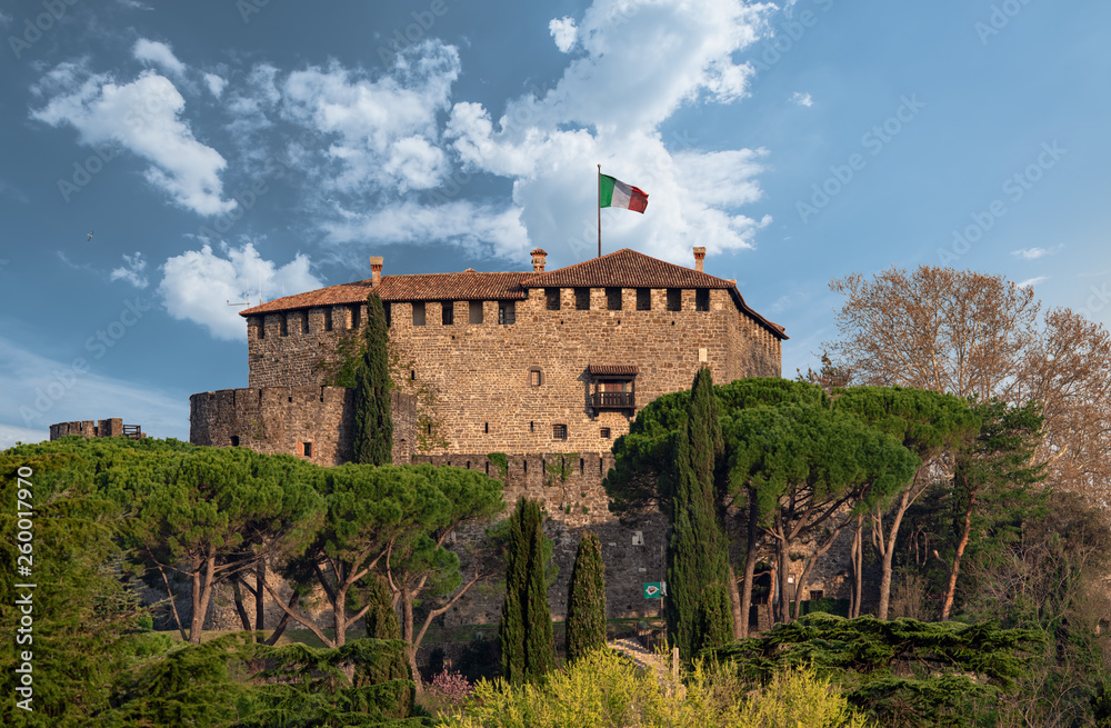Castello di Gorizia con bandiera italiana, e pineta, in una giornata di sole in Friuli Venezia Giulia