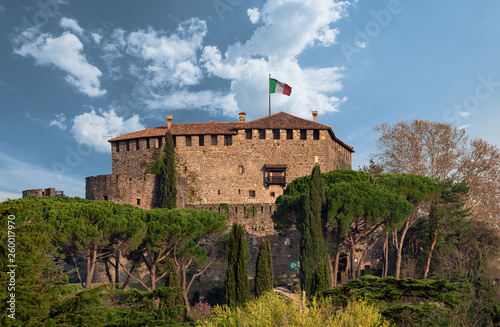 Castello di Gorizia con bandiera italiana, e pineta, in una giornata di sole in Friuli Venezia Giulia
