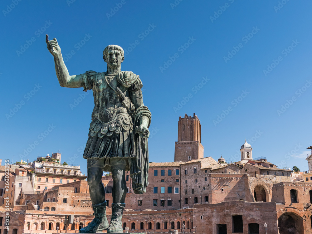 Statue de Jules César à Rome avec le forum Trajan en fond Stock Photo |  Adobe Stock