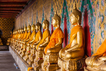 Tableau sur plexiglas Bangkok A gallery of the statues of dressed seated Buddhas in Wat Arun, Bangkok  © Walter_D