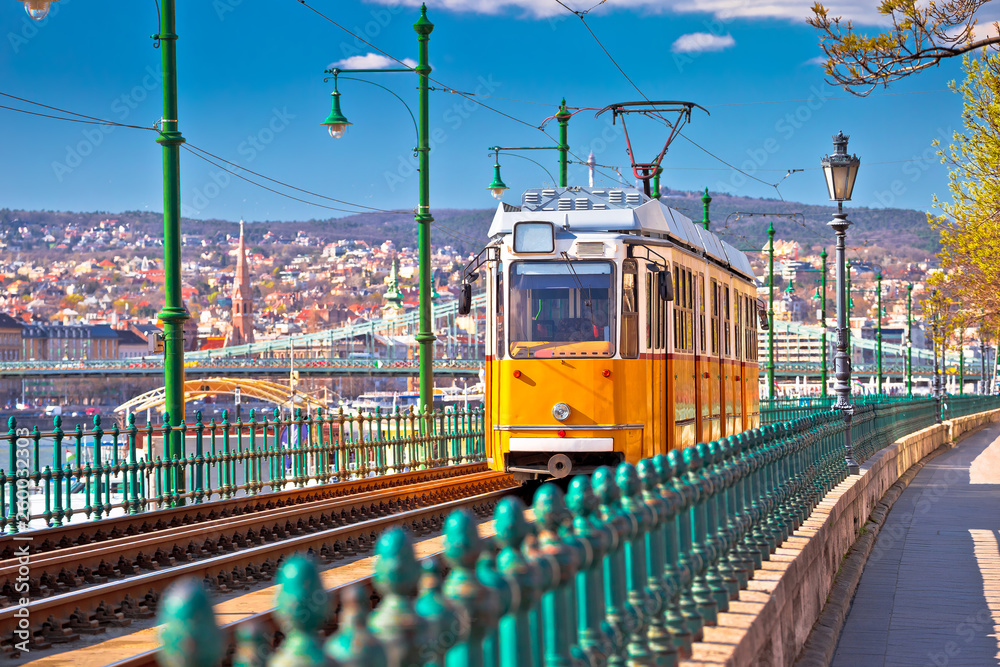 Fototapeta premium Budapeszt Nabrzeże rzeki Donau widok na zabytkowy żółty tramwaj