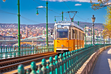 Acrylglasbilder Budapest Gelbe Straßenbahn am Donauufer  © xbrchx