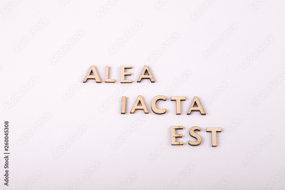 Alea iacta est il dado è tratto lettere di legno su sfondo bianco Alea iacta est il dado è tratto lettere di legno su sfondo bianco