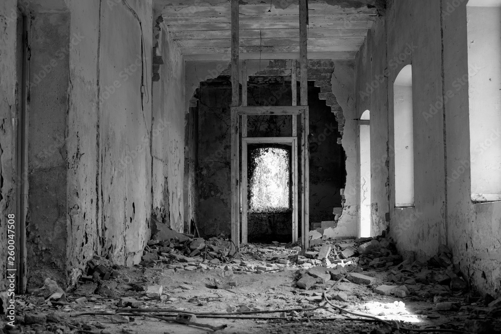 Fototapeta premium Wewnątrz opuszczonego domu