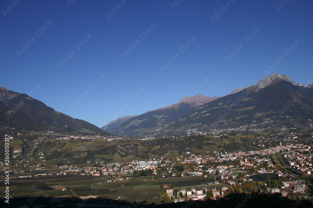 Meran, Dorf Tirol mit Hirzer und Ifinger