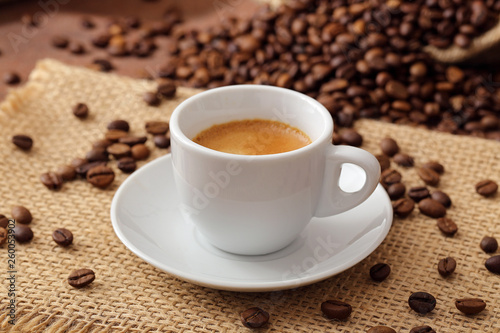 caffe  espresso in tazza sfondo marrone