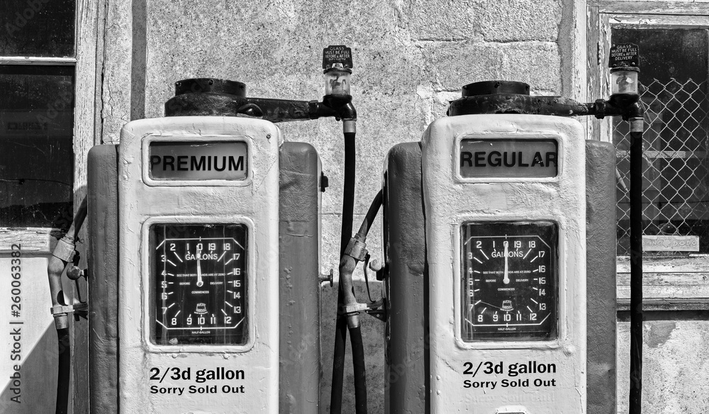 Fototapeta premium Alte Tankstelle in St. Mawes in Cornwall, Südengland, aufgenommen in Schwarz-Weiß