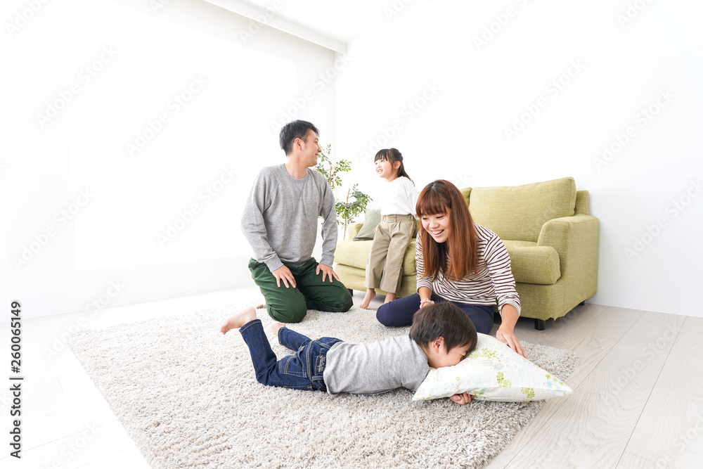 家で遊ぶ家族 家で遊ぶ家族