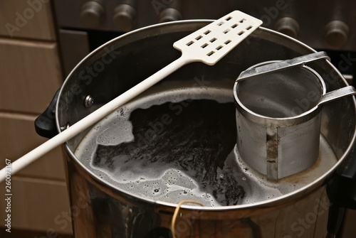 Foto A man brewing craft beer in a kitchen