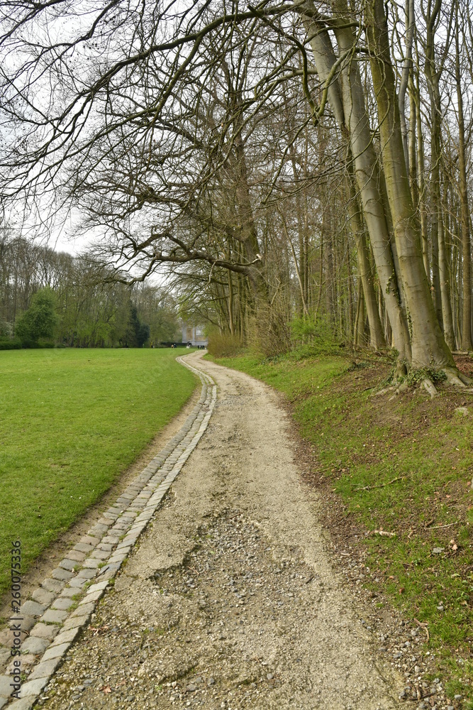 L'un des chemins entre la pelouse et un bois vers le Palais des Colonies au parc de Tervuren à l'est de Bruxelles