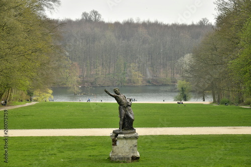 Fotografie Statue métallique sur son socle délabré sur la pelouse entre le Palais des Colon