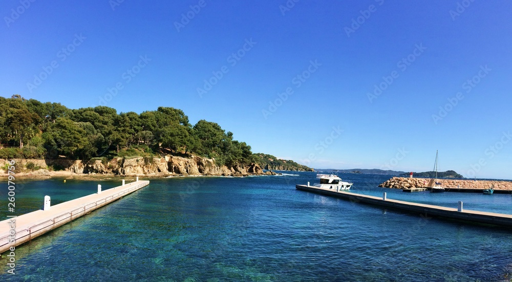 Fototapeta premium small harbor in the peninsula og Gien, french riviera, southern France